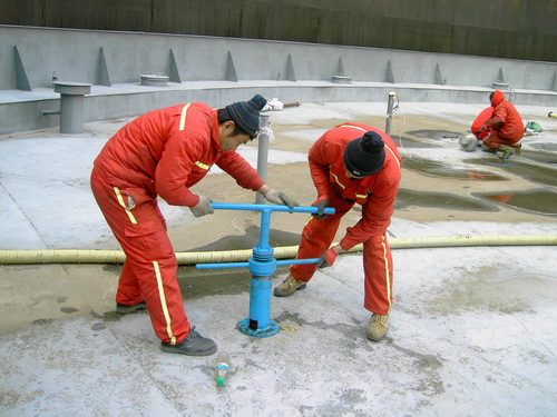 Cleaning crude oil storage tankers