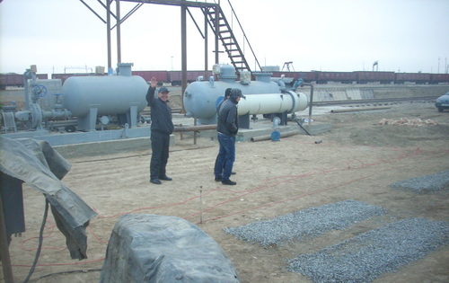 Train tank car mechanical cleaning equipment