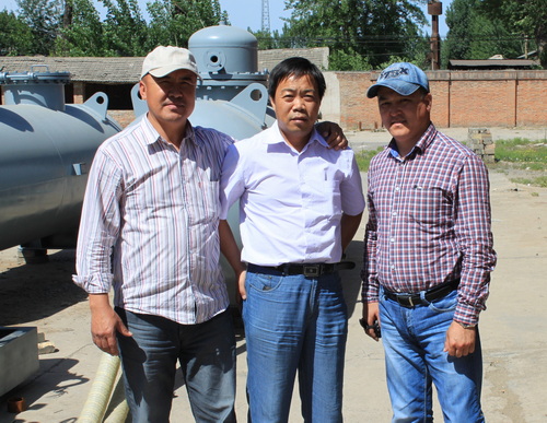 Train tank car mechanical cleaning equipment