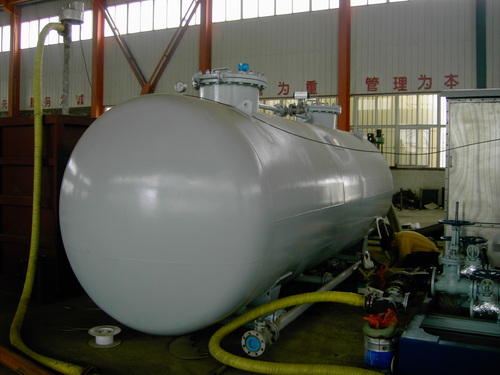 Unpowered oil-water separator