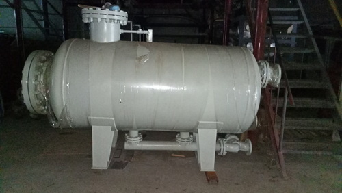 Small unpowered oil-water separator