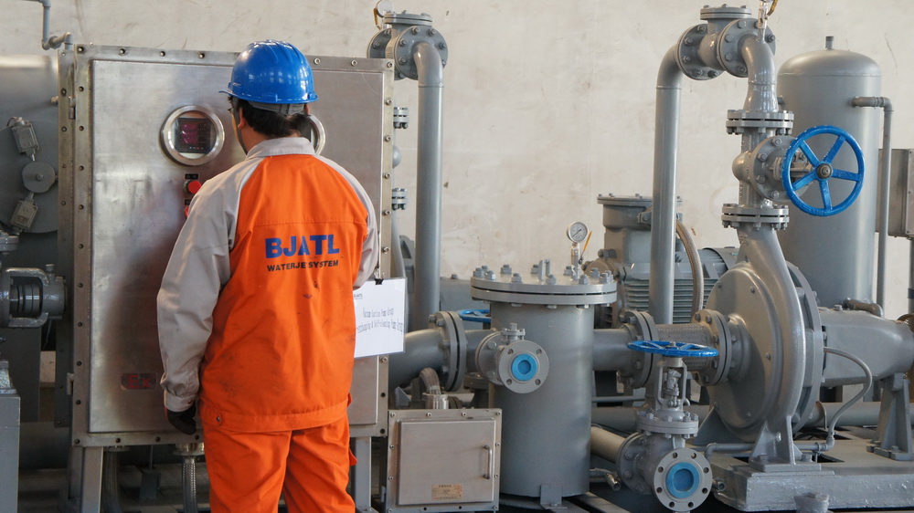 Oil tanks cleaning system